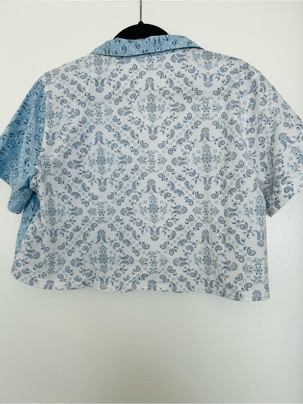 Hollister Women’s Blue & White Paisley Cropped Button-Up Shirt Sleepwear M - Picture 5 of 7